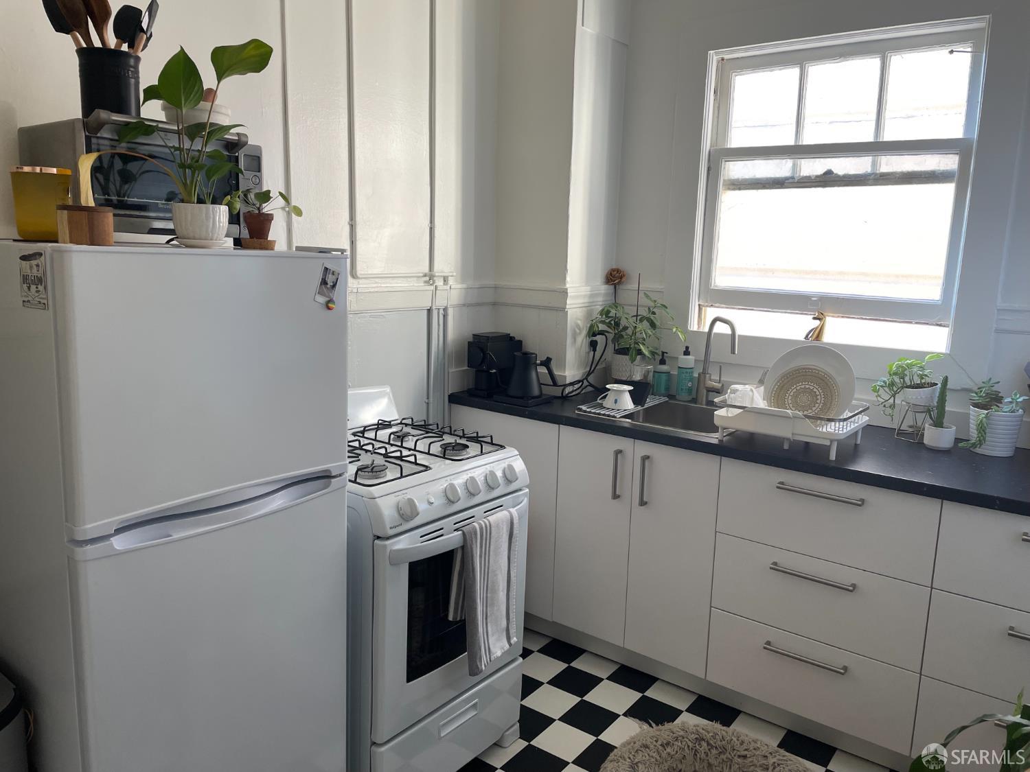 1582 Folsom Street - Photo 2