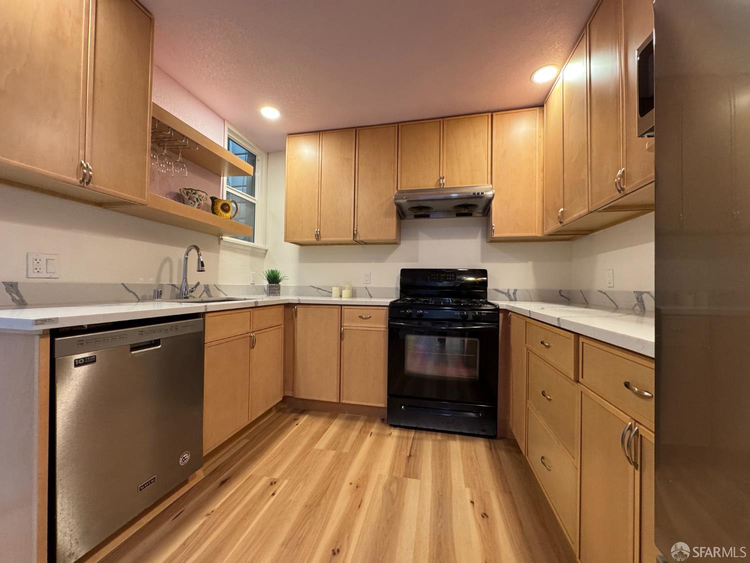2719 Hyde Street - Photo 3