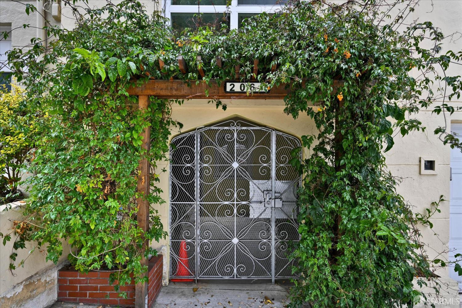 2067 Thomas Avenue - Photo 2