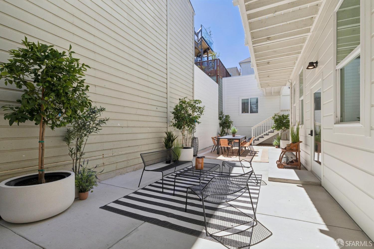 282 Fair Oaks Street - Photo 2