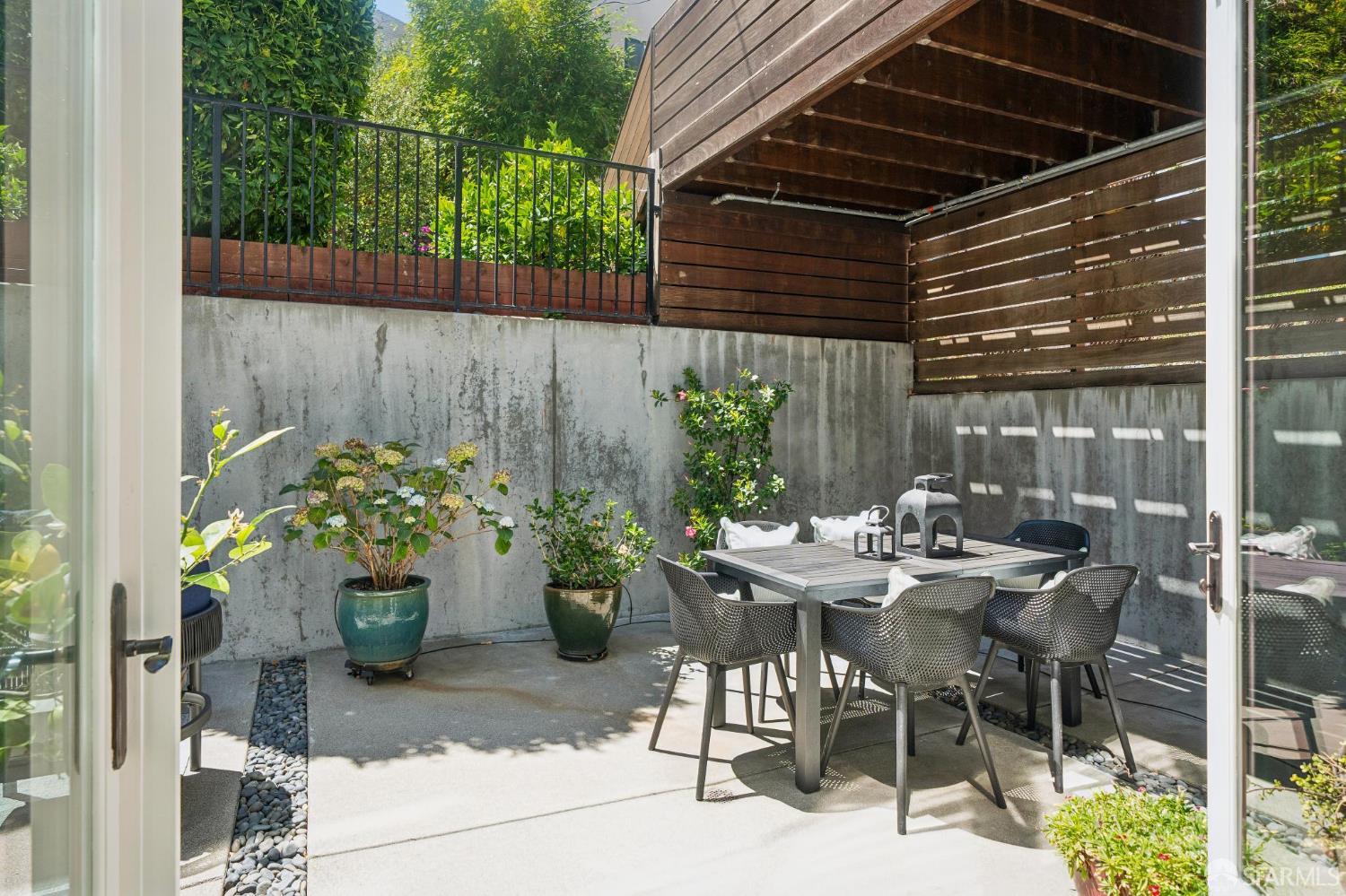 942 South Van Ness Avenue - Photo 4