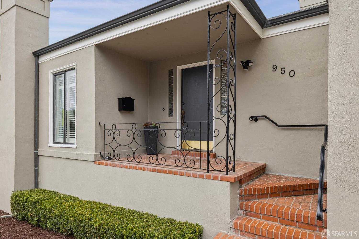 950 Eucalyptus Drive - Photo 3