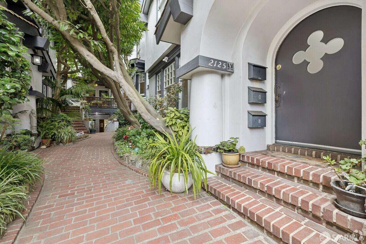 2115 Hyde Street - Photo 3