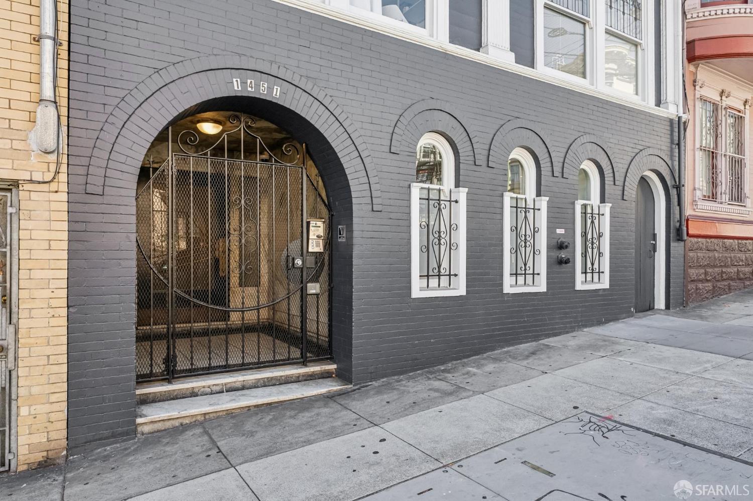 1451 Larkin Street - Photo 2