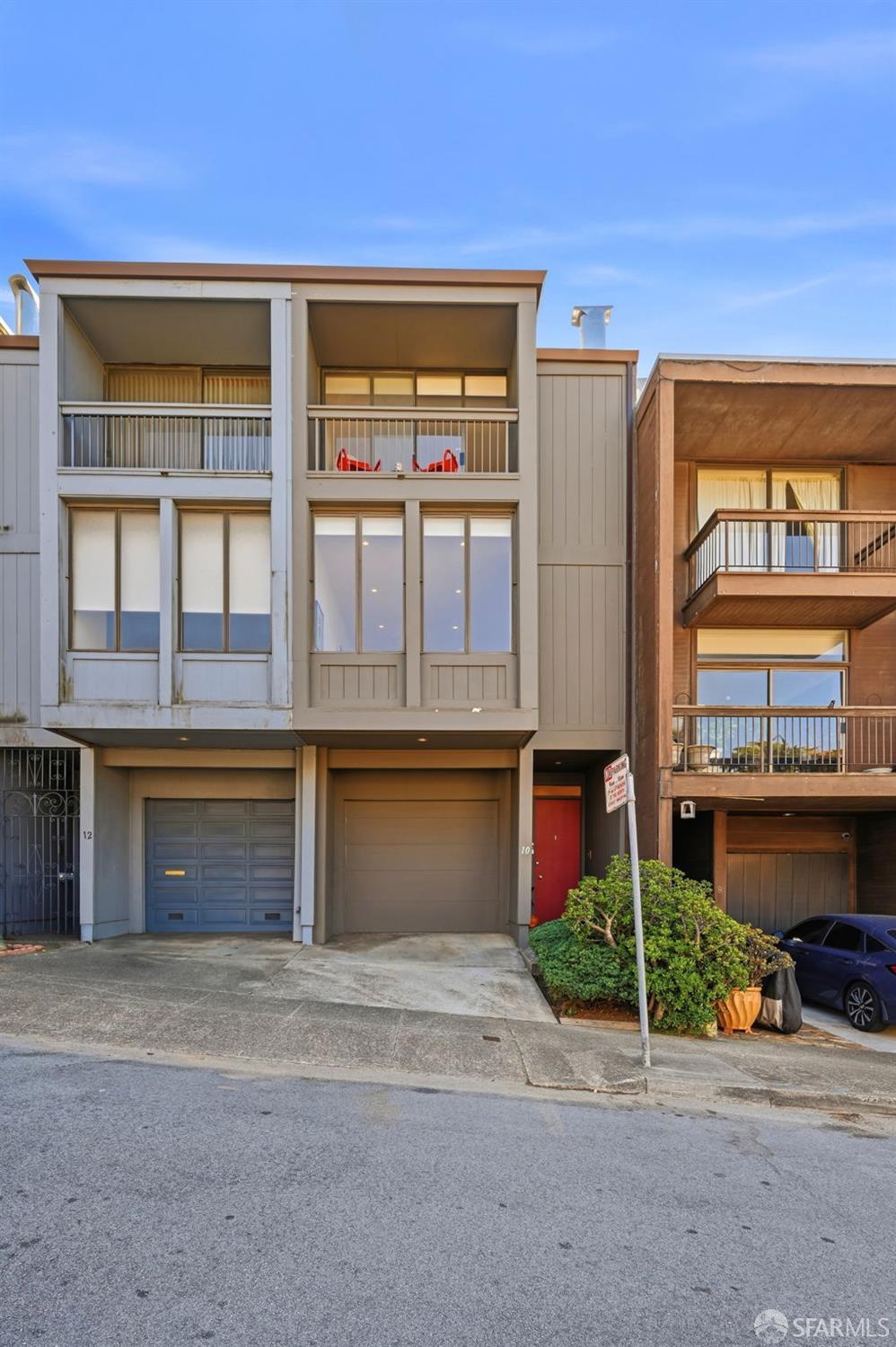 10 Topaz Way - Main photo