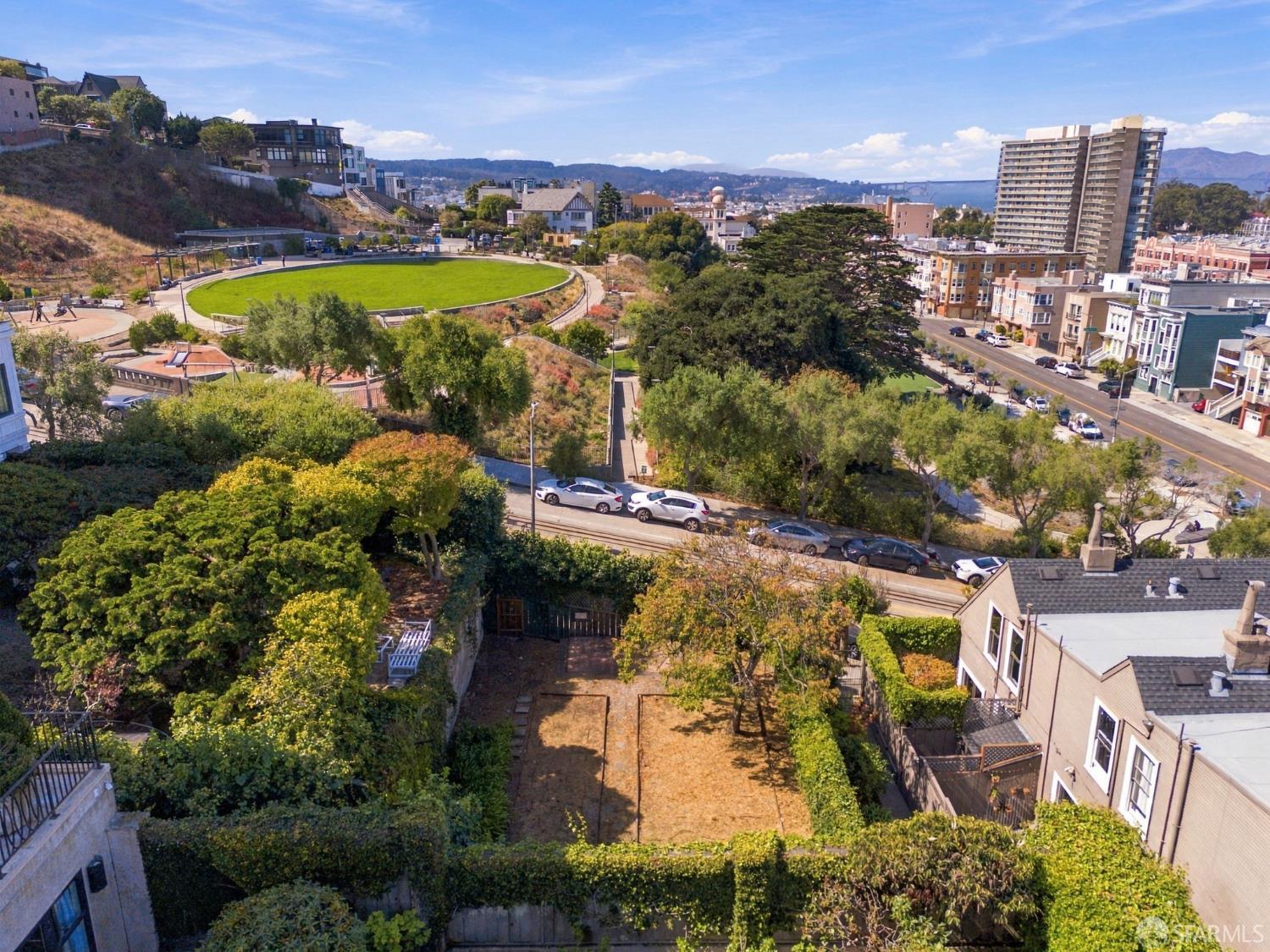 2528 Hyde Street - Photo 2