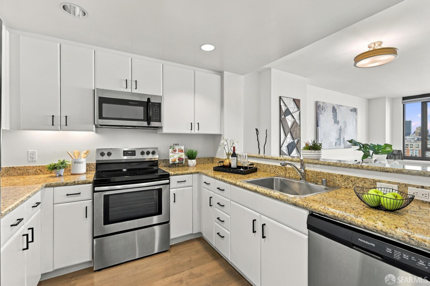 260 King Street #909 - Photo 4