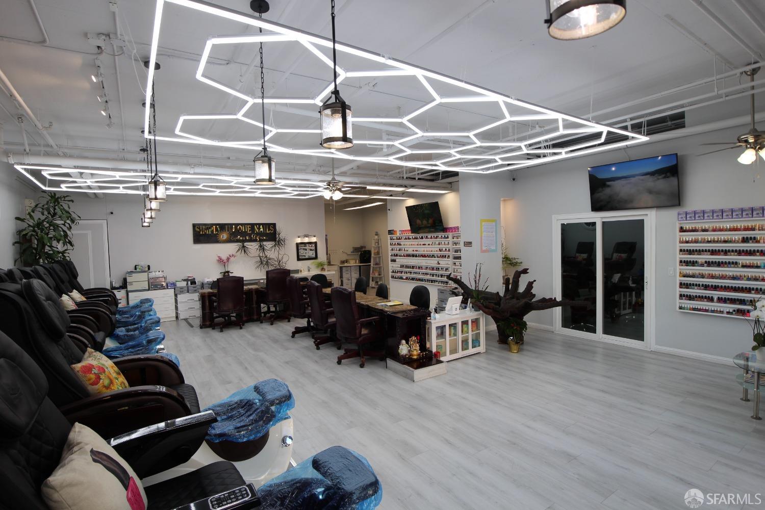 363 Valencia Street - Photo 2