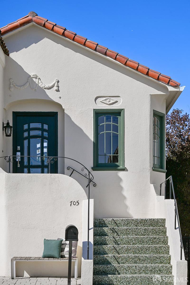 705 Victoria Street - Photo 2