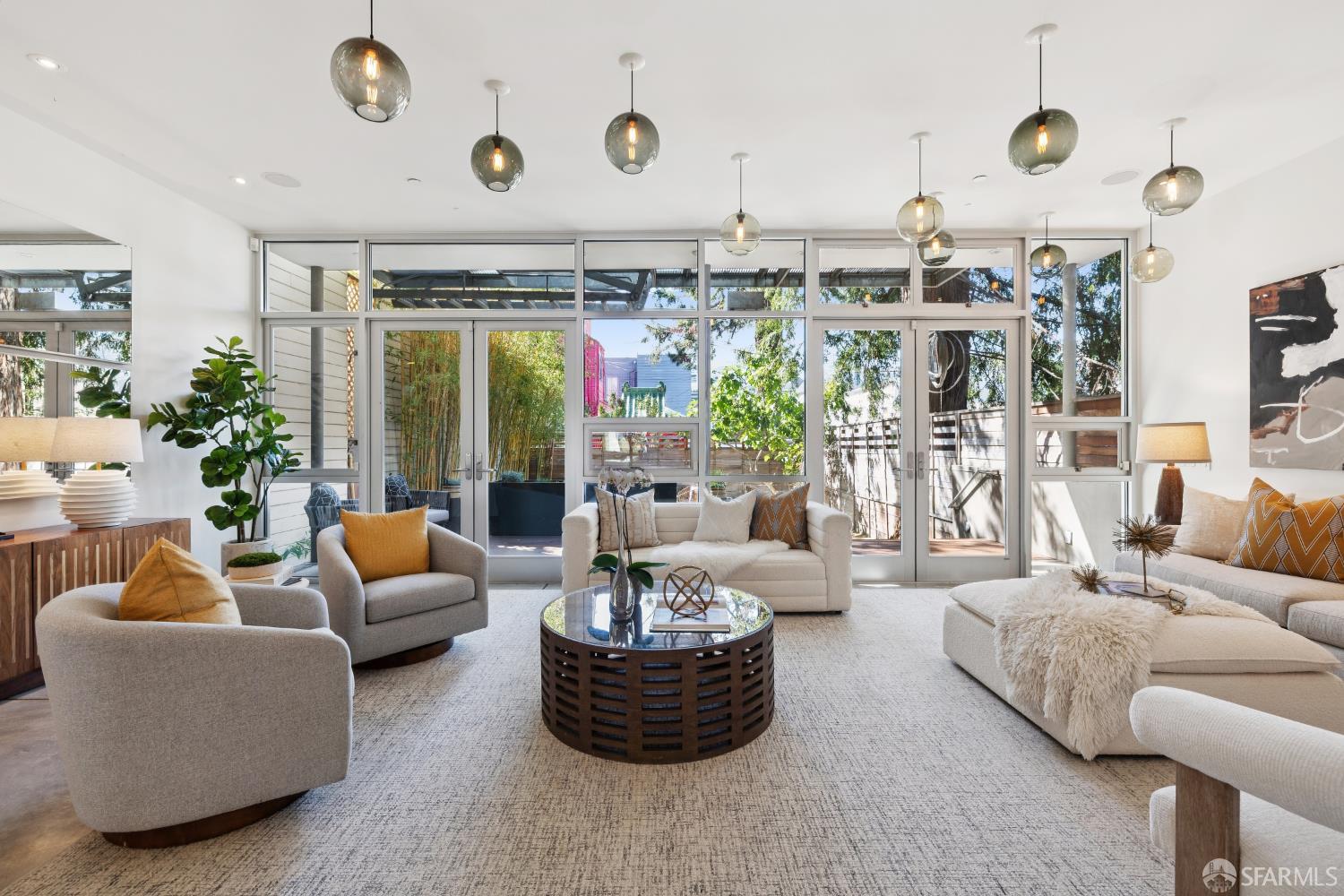 1076 South Van Ness Avenue - Photo 2